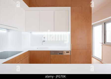 Cuisine moderne avec intérieur blanc et des armoires en bois Banque D'Images