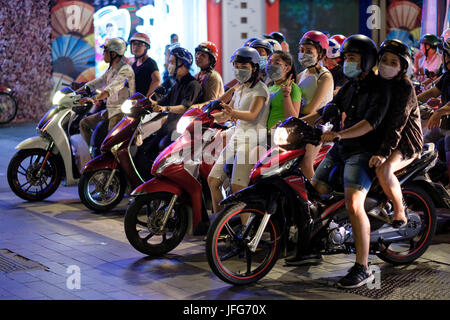 Des centaines de Vietnamiens à moto dans les rues de Ho Chi Minh Ville au Vietnam, Asie Banque D'Images