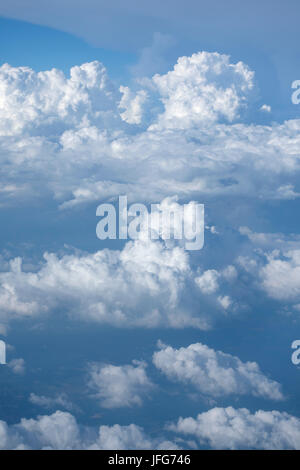 Photo prise au-dessus des nuages avec ciel bleu Banque D'Images