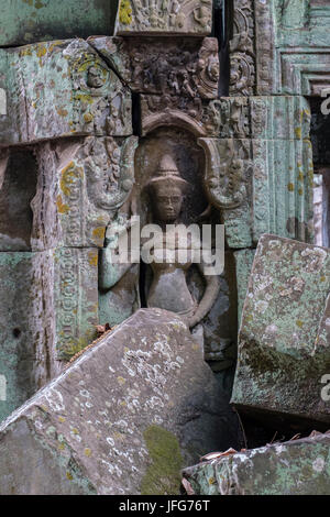 L'Apsara statue au temple Ta Prohm, Siem Reap, Cambodge Banque D'Images