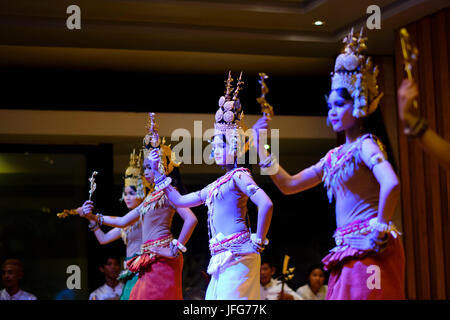 Les danseuses Apsara traditionnelles au Cambodge, en Asie Banque D'Images