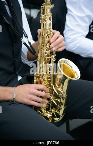 Portrait d'un musicien jouant du saxophone Banque D'Images