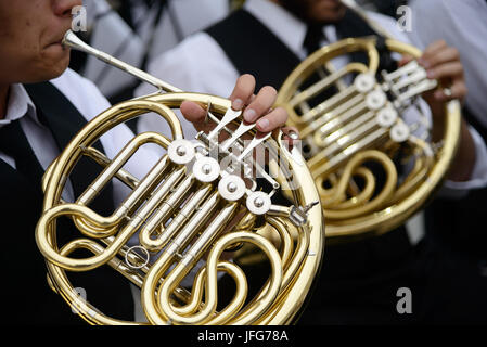 Deux musiciens qui jouent du cor anglais Banque D'Images