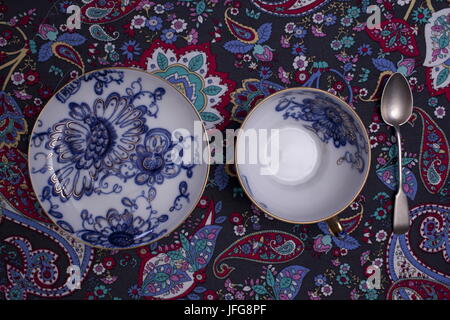 Tasse de thé or bleu motif floral Banque D'Images