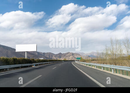 Grand panneau d'autoroute et au Tibet Banque D'Images