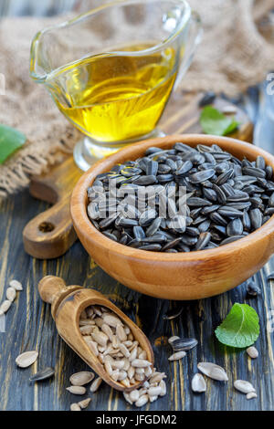 Les graines de tournesol et d'huile dans la tasse. Banque D'Images