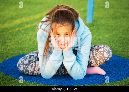 Belle adolescente est engagé dans le yoga Banque D'Images