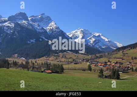 Gsteig bei Gstaad au printemps Banque D'Images