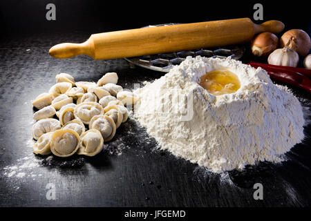 La cuisson des boulettes faites maison Banque D'Images