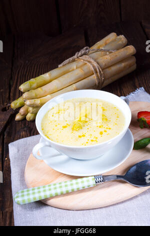 Soupe crème d'asperges Banque D'Images