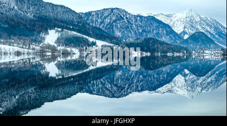 Hiver alpin panorama du lac (lac Grundlsee, Autriche). Banque D'Images