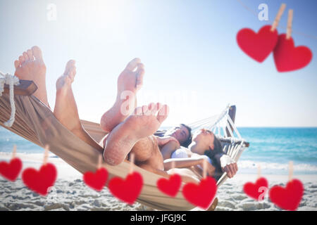 Image composite de l'heureux couple ensemble la sieste dans le hamac Banque D'Images