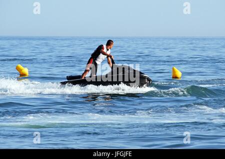 Homme monté sur un jet ski, Marbella, Province de Malaga, Andalousie, Espagne, Europe de l'Ouest. Banque D'Images