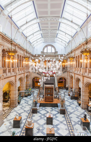 L'Écosse, Glasgow, Kelvingrove Art Gallery and Museum, vue intérieure Banque D'Images