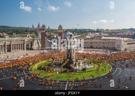 L'Espagne, la Catalogne, la ville de Barcelone, Espagne, la Plaça d'Espanya, La colline de Montjuich, Célébration 2014, les droits de l'Diada drapeau catalan Banque D'Images