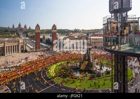 L'Espagne, la Catalogne, la ville de Barcelone, Espagne, la Plaça d'Espanya, La colline de Montjuich, Célébration 2014, les droits de l'Diada drapeau catalan Banque D'Images