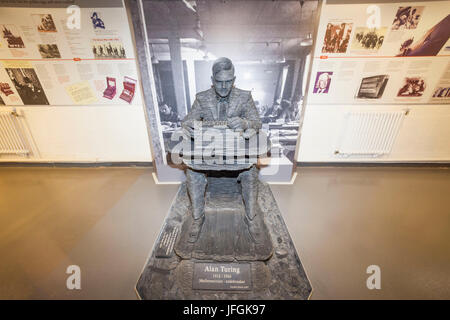 L'Angleterre, dans le Buckinghamshire, Milton Keynes, Bletchley Park, l'Alan Turing Statue Banque D'Images