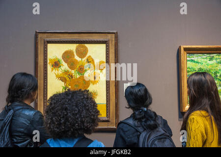 L'Angleterre, Londres, Trafalgar Square, la National Gallery, les visiteurs et la peinture intitulée 'Sunflowers' par Vincent Van-Gogh Banque D'Images