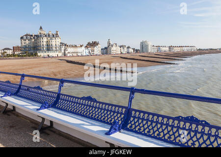 L'Angleterre, l'East Sussex, Eastbourne, vue sur la plage d'Eastbourne Pier Banque D'Images