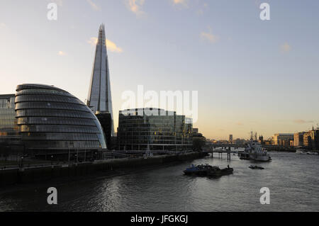 Vue depuis le Tower Bridge le long de la Tamise avec l'Hôtel de Ville et le fragment sur la gauche et le HMS Belfast et ville de Londres à droite, Londres, Angleterre Banque D'Images