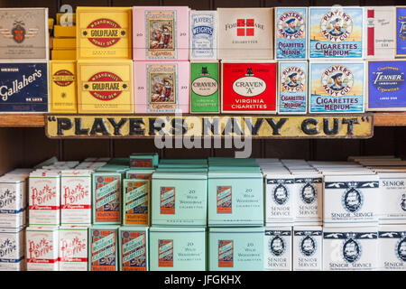 L'Angleterre, Birmingham, Dudley, le Black Country Living Museum, Tabac Affichage des paquets de cigarettes Banque D'Images