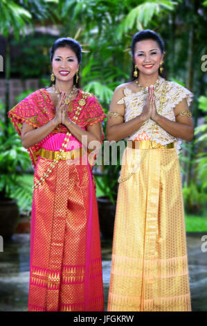 Deux femme thaïlandaise laissant les mains en signe de bienvenue traditionnelle. Phuket, Thailande. 18, 19, 20, 21, 24, 25, 29, 30, 31, 34, 35, 39, ans Banque D'Images