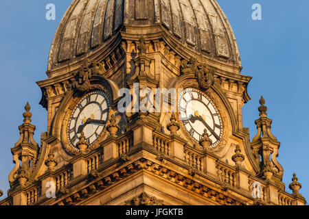 L'Angleterre, dans le Yorkshire, Leeds, Leeds Town Hall, l'hôtel de ville Réveil Banque D'Images