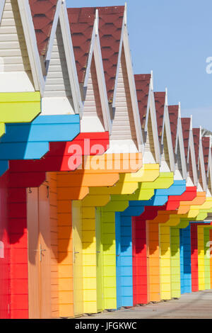 L'Angleterre, dans le Yorkshire, Scarborough, cabines colorées Banque D'Images