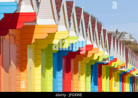 L'Angleterre, dans le Yorkshire, Scarborough, cabines colorées Banque D'Images