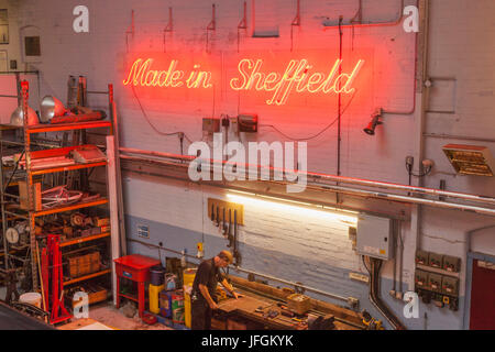 L'Angleterre, dans le Yorkshire, à Sheffield, Kelham Island Museum, vue de l'Atelier Industriel Sign Banque D'Images