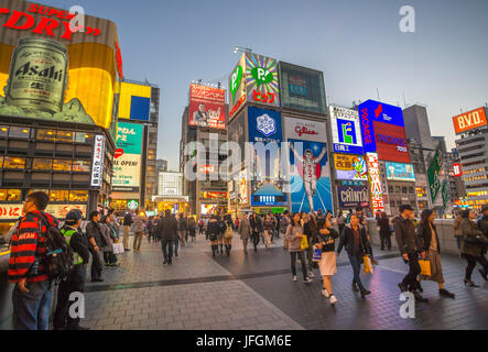Le Japon, Kansai, Osaka City, près de la station de Namba Dotombori, Entertainment district Banque D'Images