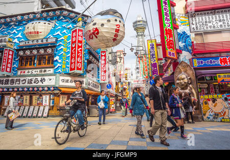 Le Japon, Kansai, Osaka City, district de Shin Sekai, Tsuten kaku Tower à l'ouest du parc de Tennoji Banque D'Images