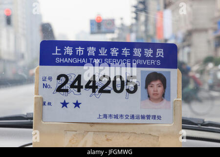 Chine, Shanghai, les cartes d'identité du chauffeur de taxi Banque D'Images