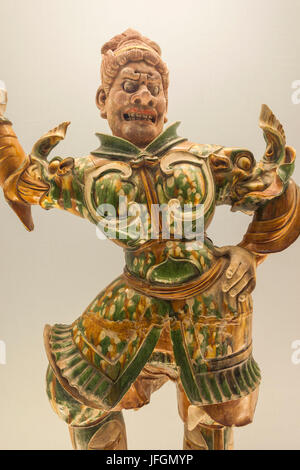 La Chine, Shanghai, Musée de Shanghai, de la dynastie Tang (618-907 AD) Statue de la poterie vernissée un gardien Céleste Banque D'Images