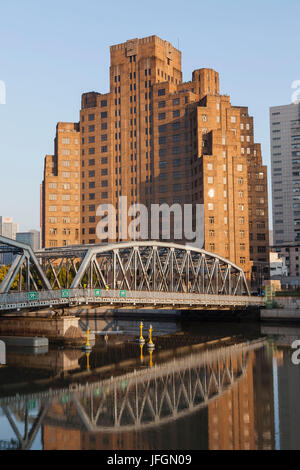 La Chine, Shanghai, Suzhou Creek, Pont Waibadu aka Pont de jardin et Broadway Mansions Hotel Banque D'Images