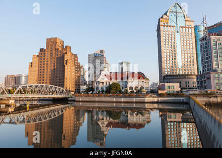 La Chine, Shanghai, Suzhou Creek, Pont Waibadu aka Pont de jardin et Broadway Mansions Hotel Banque D'Images