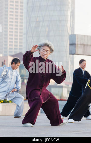 La Chine, Shanghai, le Bund, le vieux couple Practicing Tai chi Banque D'Images