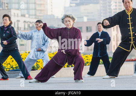 La Chine, Shanghai, le Bund, le vieux couple Practicing Tai chi Banque D'Images