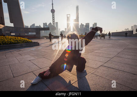 La Chine, Shanghai, le Bund, femme âgée, pratiquer le Tai chi Banque D'Images