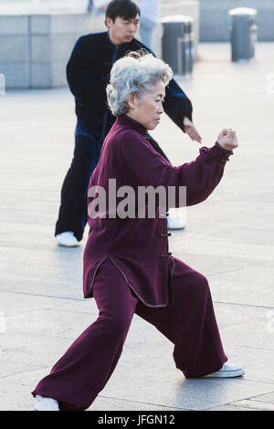 La Chine, Shanghai, le Bund, femme âgée, pratiquer le Tai chi Banque D'Images