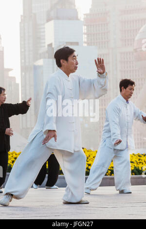 La Chine, Shanghai, le Bund, Man Practicing Tai chi Banque D'Images