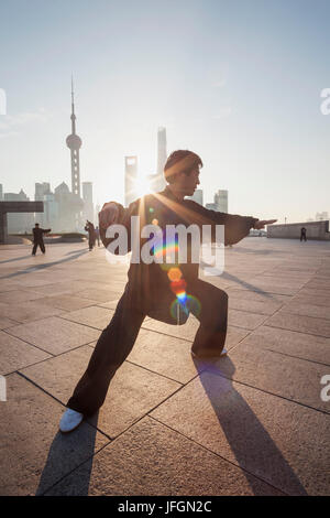 La Chine, Shanghai, le Bund, Man Practicing Tai chi Banque D'Images