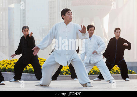 La Chine, Shanghai, le Bund, Man Practicing Tai chi Banque D'Images