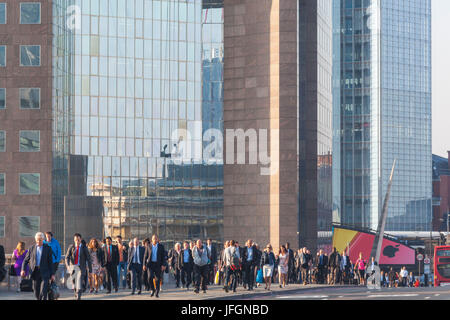 L'Angleterre, Londres, les navetteurs traversant le pont de Londres Banque D'Images