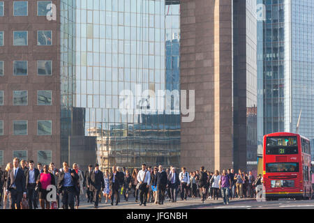 L'Angleterre, Londres, les navetteurs traversant le pont de Londres Banque D'Images