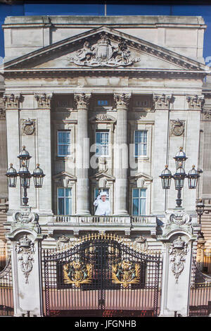 L'Angleterre, Londres, une boutique de souvenirs Montage Fenêtre Affichage du palais de Buckingham et La Reine Banque D'Images