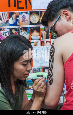 Thaïlande, Bangkok, Khaosan Road, femme Henna artiste au travail Banque D'Images