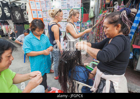 Thaïlande, Bangkok, Khaosan Road, tressage de cheveux Banque D'Images