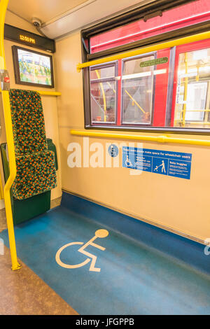 L'Angleterre, Londres, accès handicapés Domaine des autobus à deux étages Banque D'Images