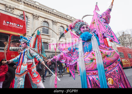 L'Angleterre, Londres, Soho, Chinatown, le Nouvel An Chinois Défilé du Festival, les participants vêtus de costumes d'opéra chinois Banque D'Images